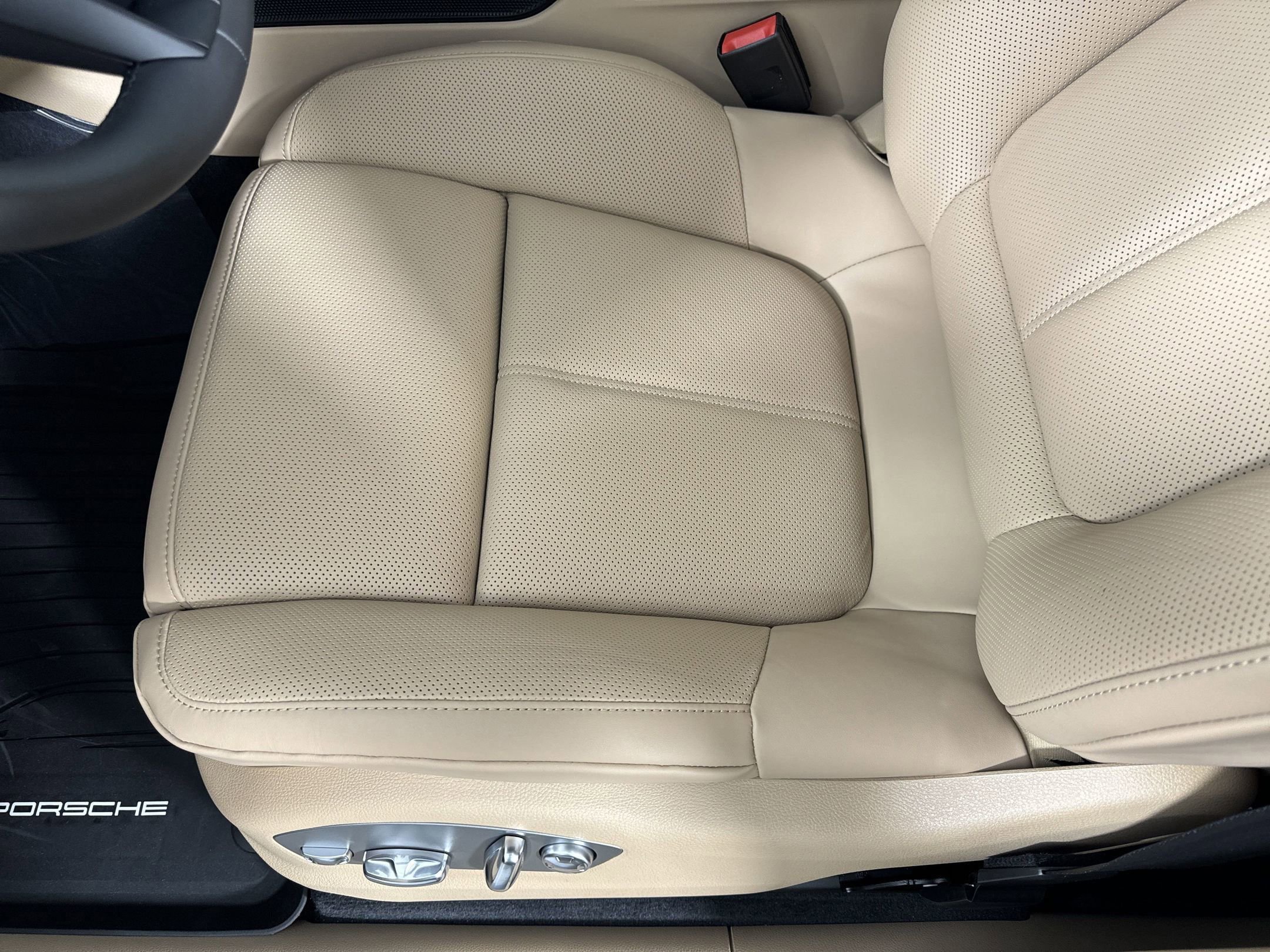 Certified 2025 Porsche Macan image 14