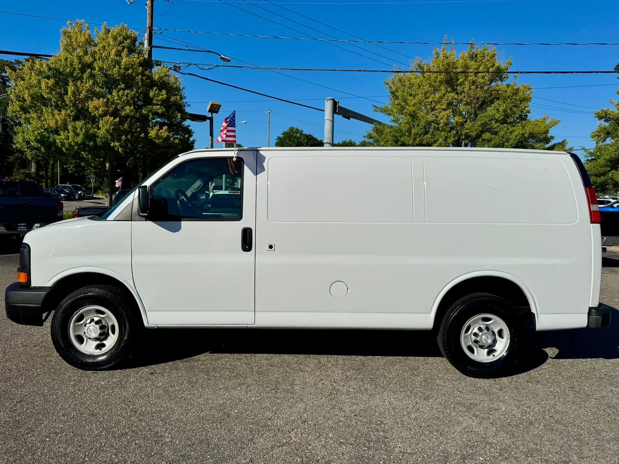 Used 2015 Chevrolet Express 2500 RWD image 2