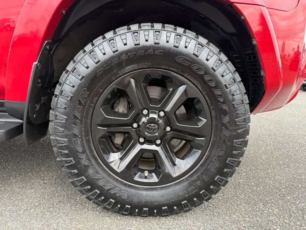 Used 2017 Toyota 4Runner SR5 AWD/4WD image 9