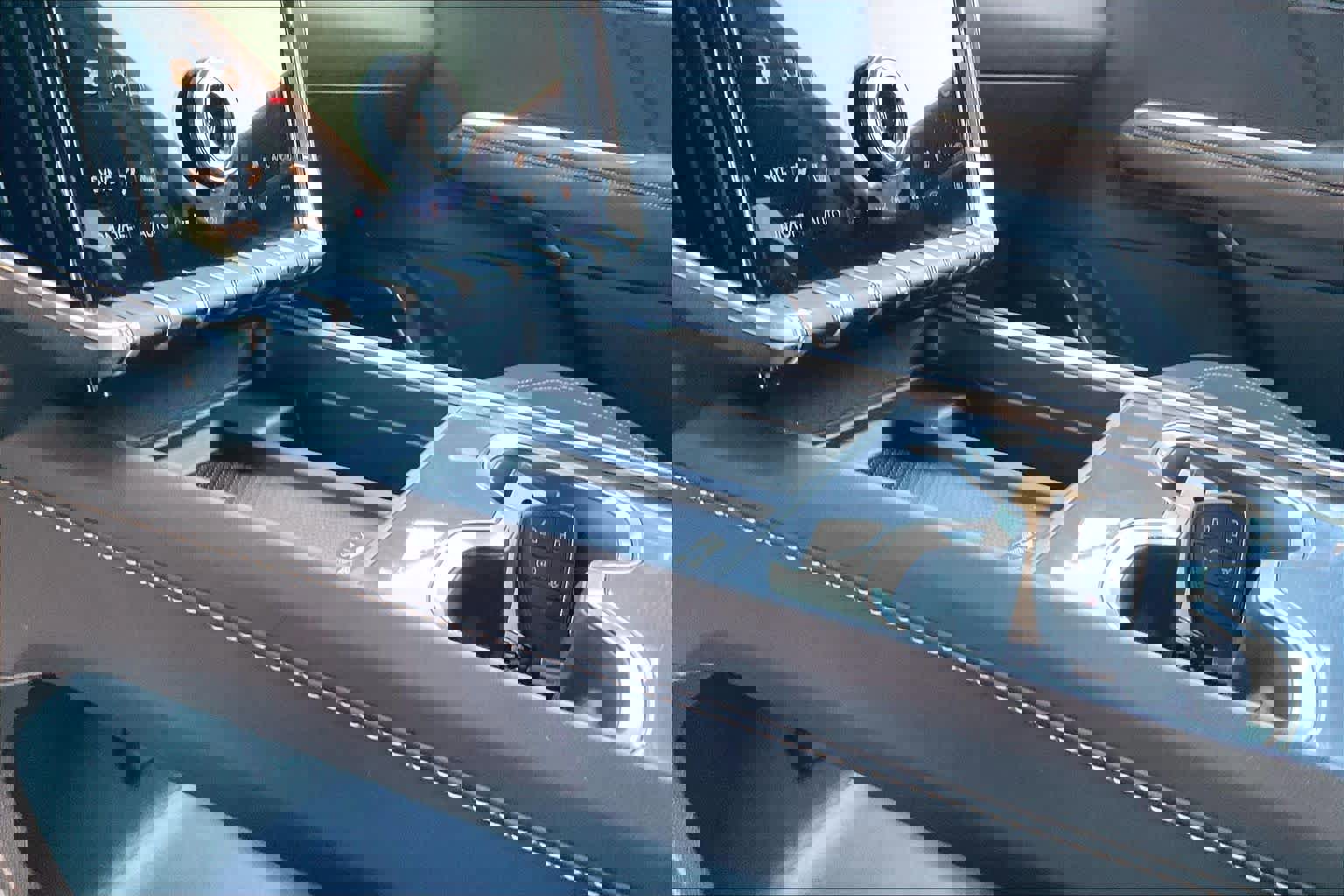 Used 2025 GMC Acadia Elevation image 14