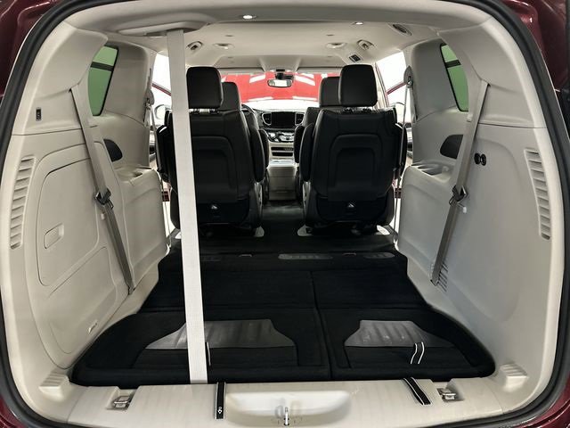 Used 2023 Chrysler Pacifica Touring-L image 27