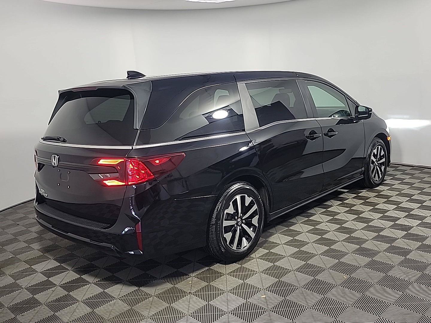 Certified 2025 Honda Odyssey EX-L image 4