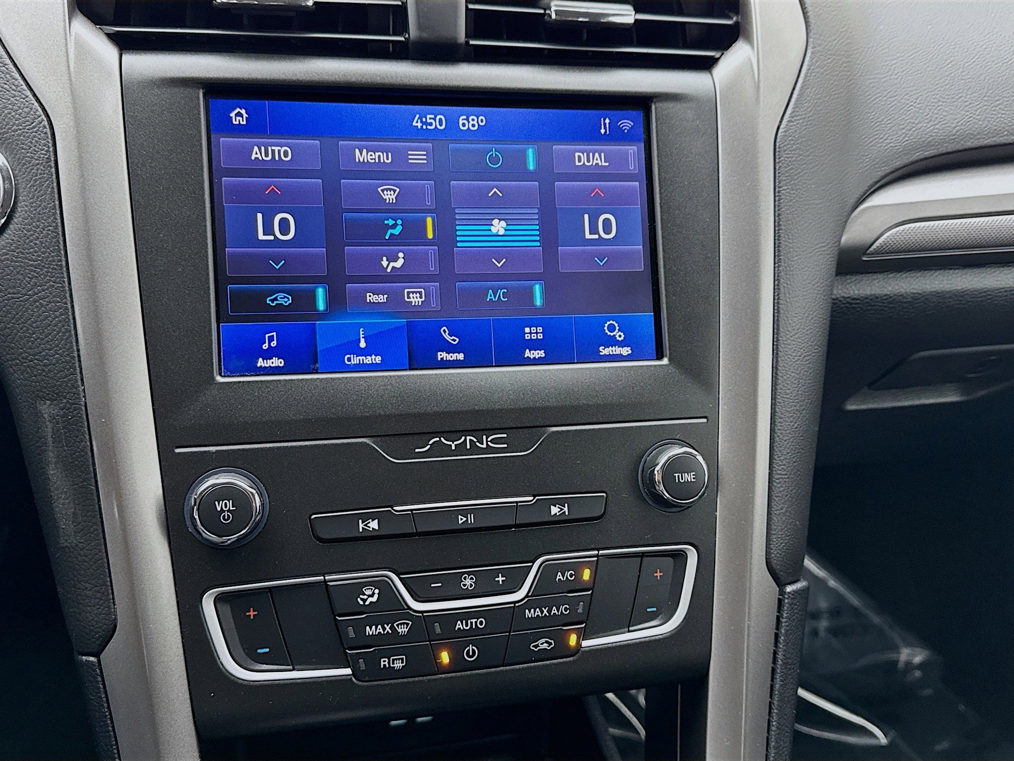 Used 2020 Ford Fusion SE FWD image 12