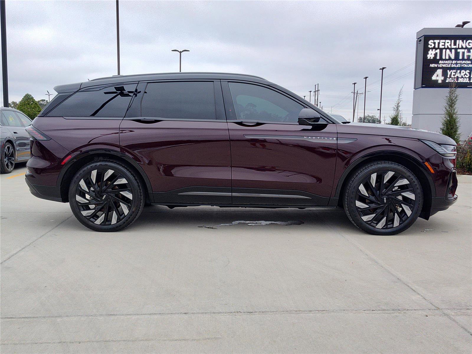 Used 2025 Lincoln Nautilus Reserve image 10