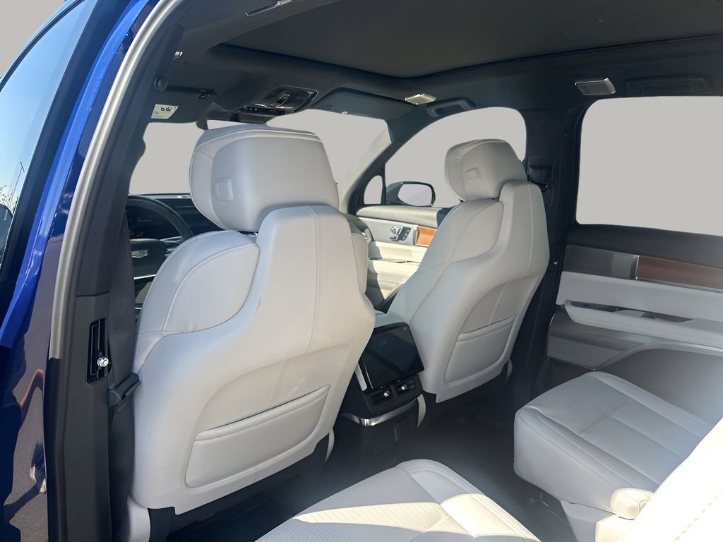 New 2026 Cadillac Vistiq Luxury w/ LPO, Floor Liner Package AWD/4WD image 18