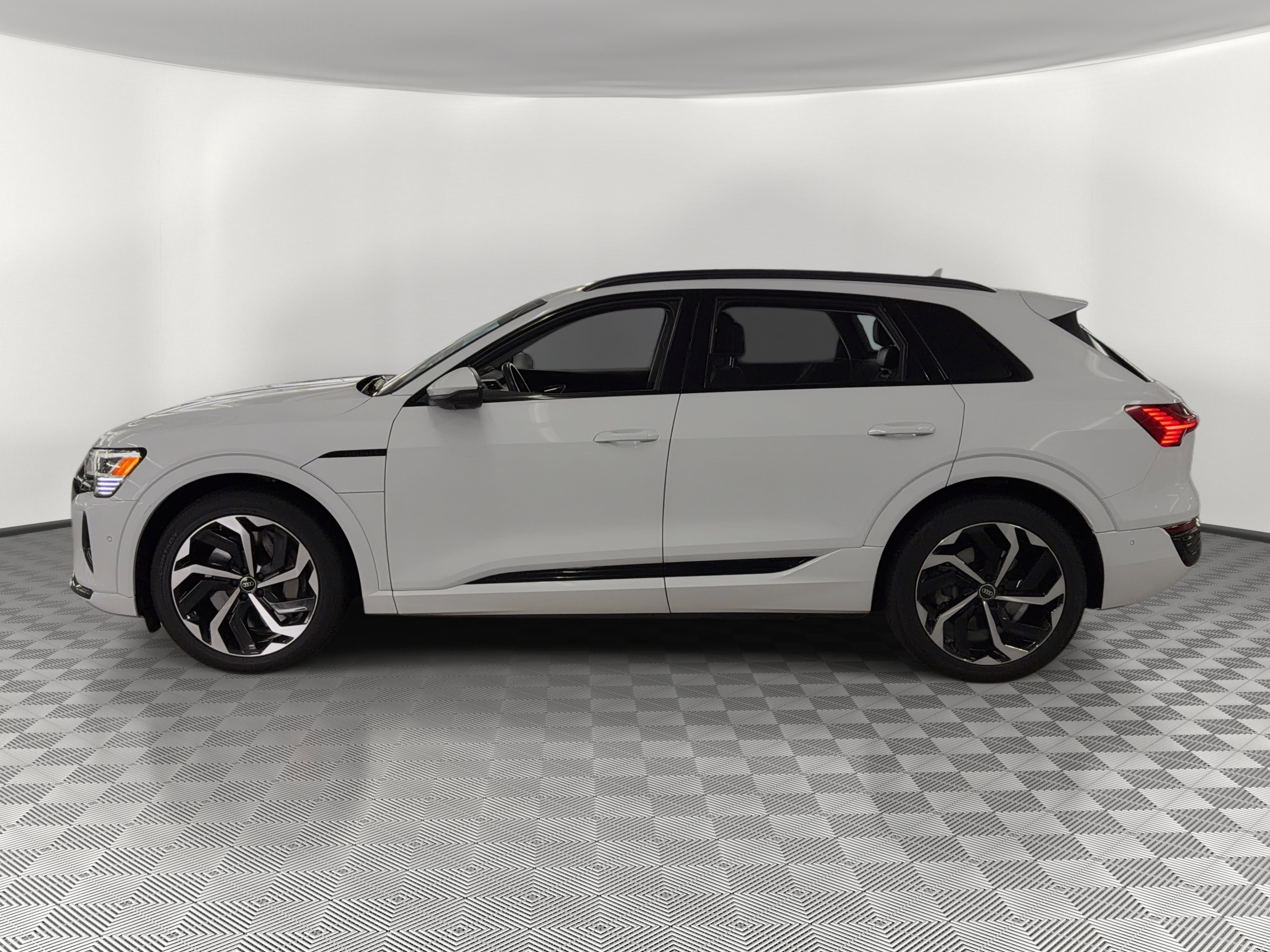 Used 2024 Audi Q8 e-tron Premium Plus AWD/4WD image 2