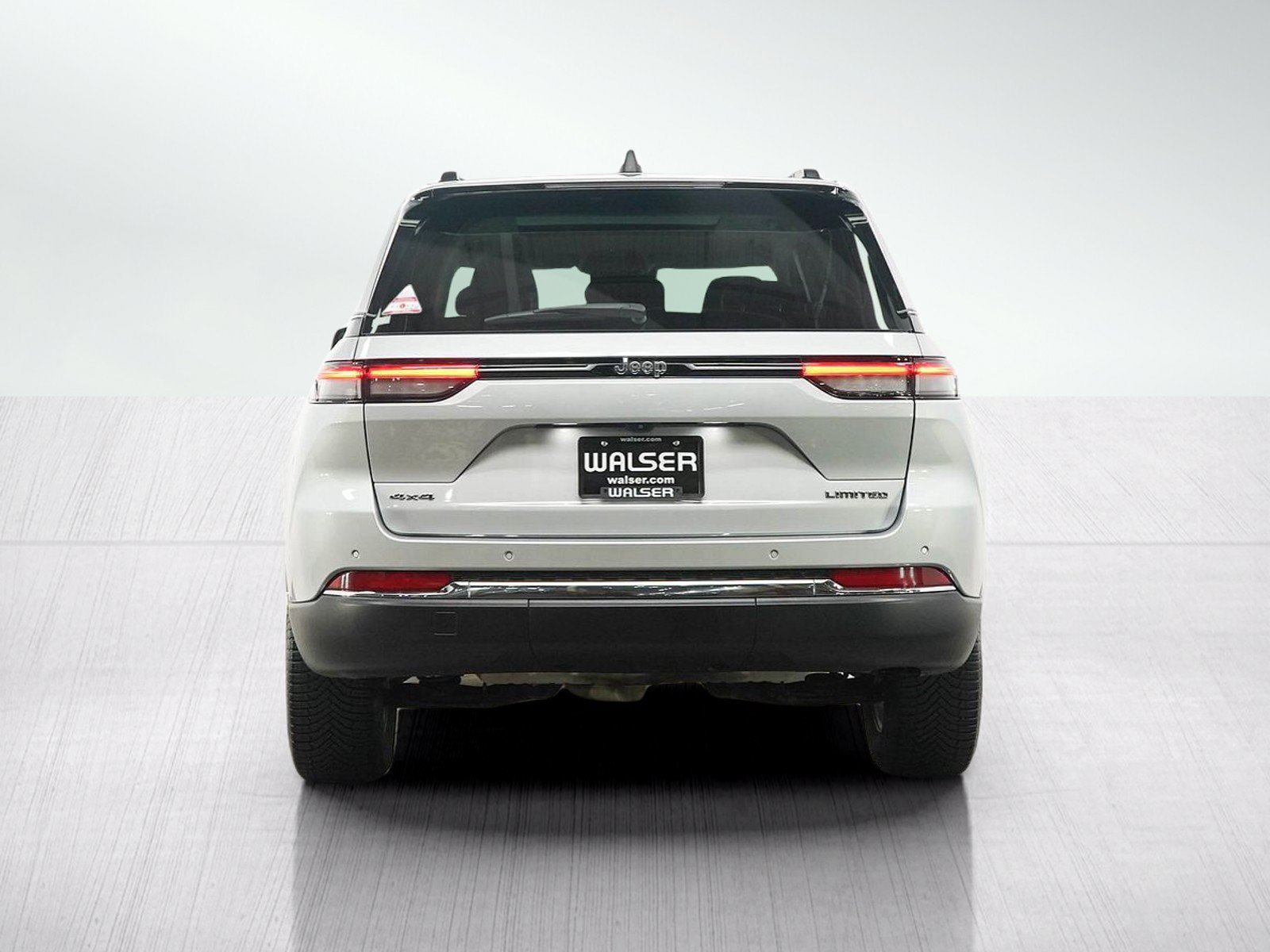 Used 2023 Jeep Grand Cherokee Limited AWD/4WD image 4