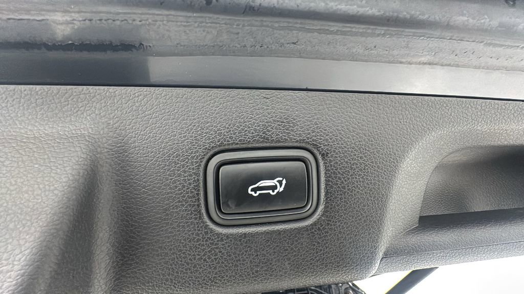 Used 2022 Hyundai Palisade Limited w/ Winter Package image 17