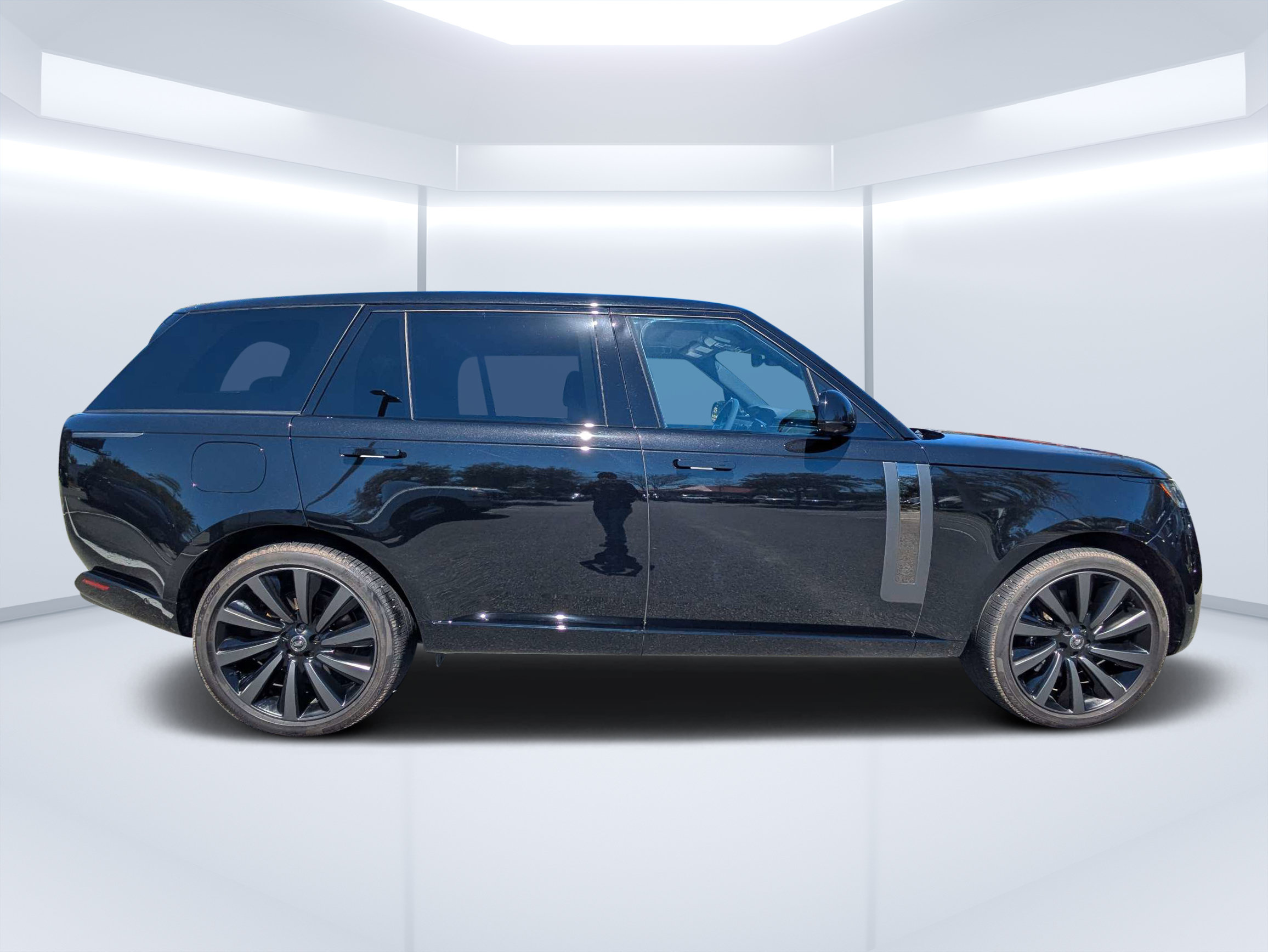 Used 2025 Land Rover Range Rover SV AWD/4WD image 2