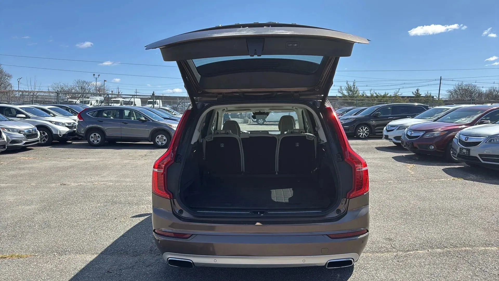 Used 2016 Volvo XC90 T6 Momentum w/ Momentum Plus Package AWD/4WD image 25