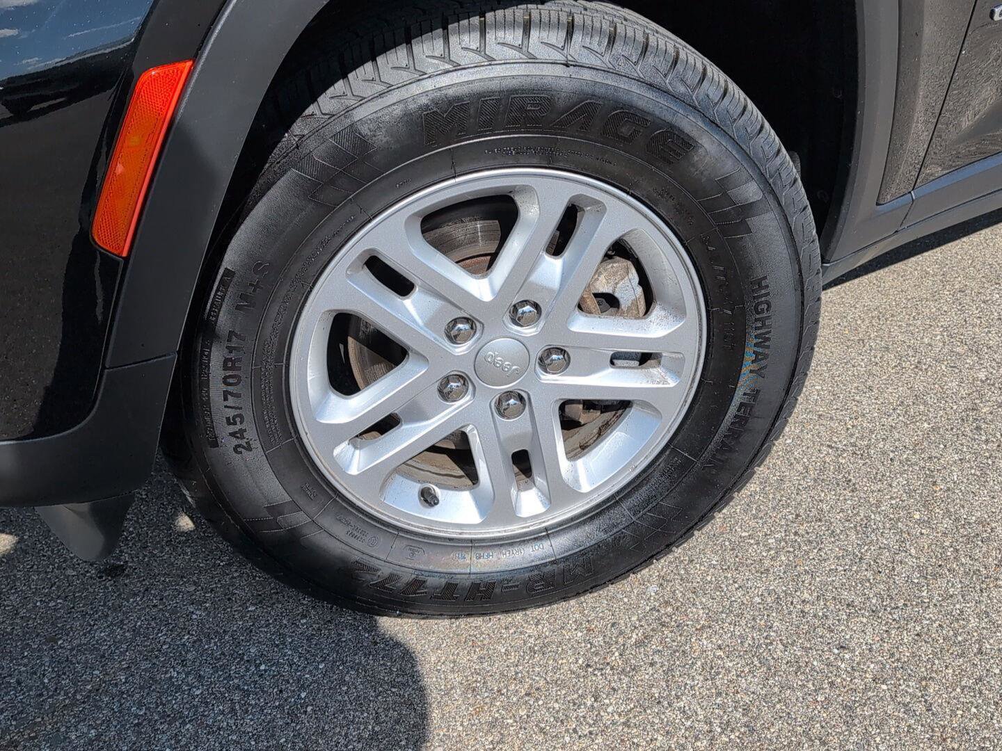 Used 2023 Jeep Grand Cherokee Laredo AWD/4WD image 5