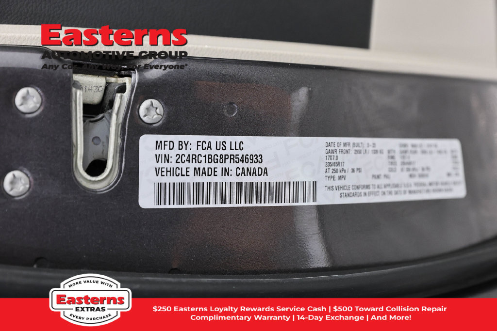 Used 2023 Chrysler Pacifica Touring-L FWD image 37