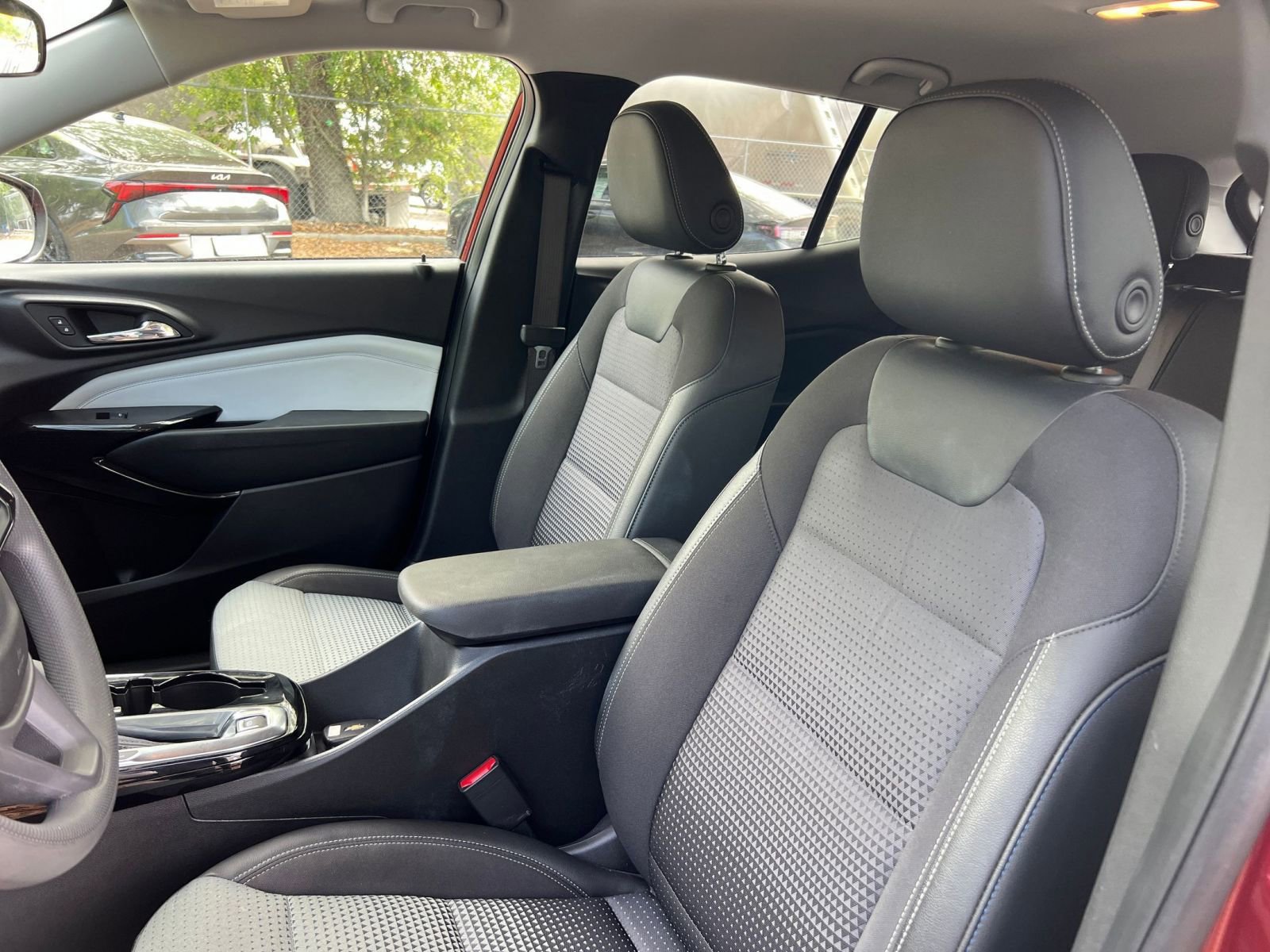 Used 2025 Chevrolet Trax LT FWD image 33