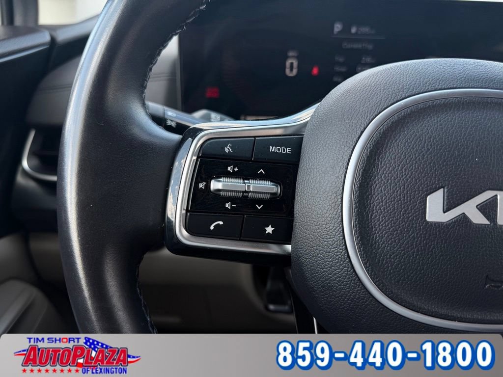 Used 2025 Kia Carnival FWD image 19