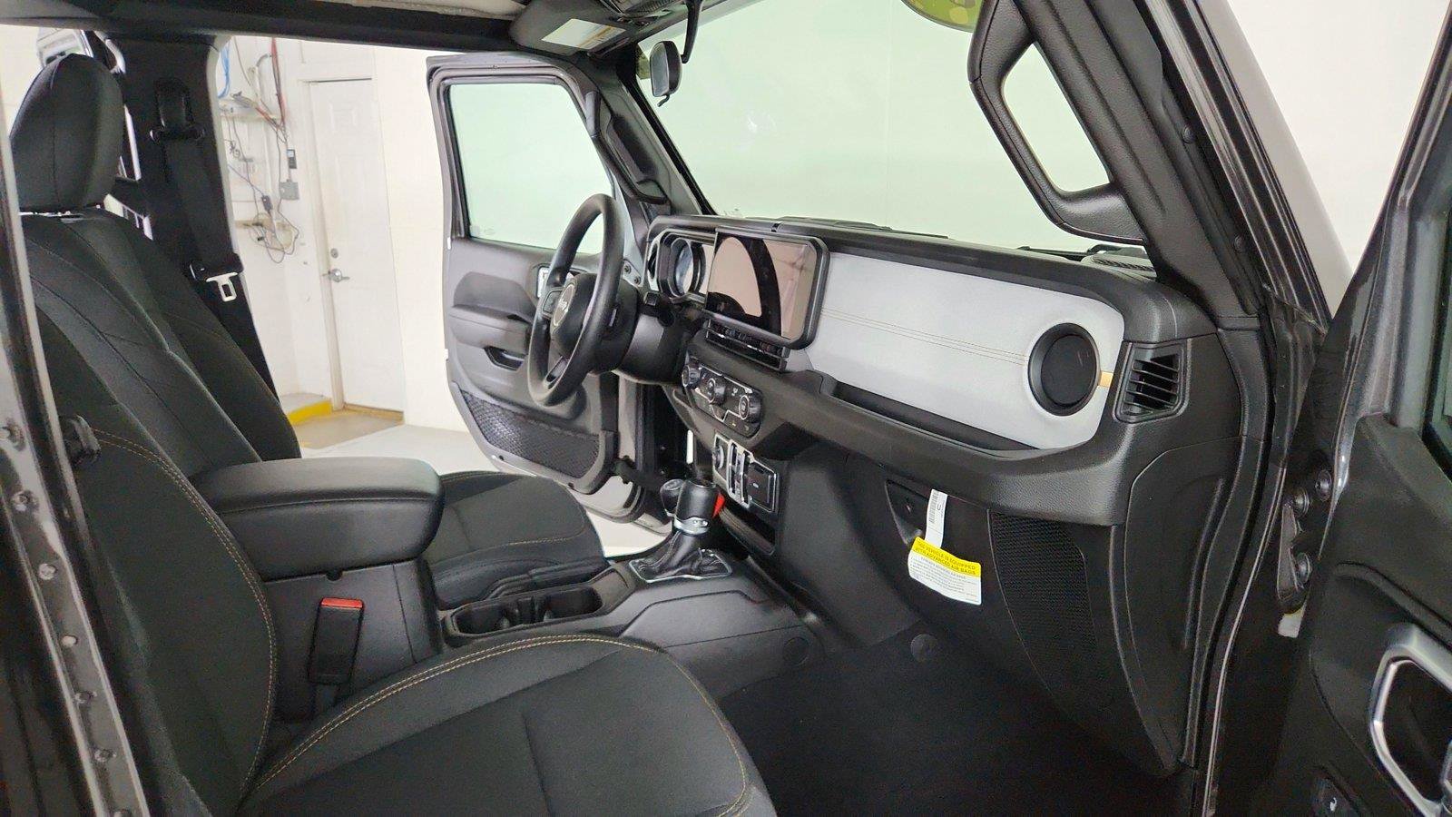 Used 2025 Jeep Gladiator Sport AWD/4WD image 26
