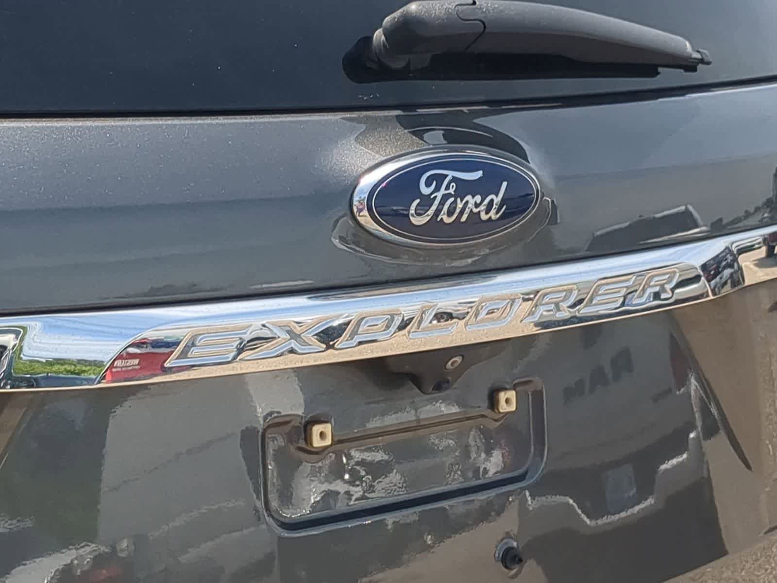 Used 2017 Ford Explorer XLT w/ Equipment Group 202A AWD/4WD image 13