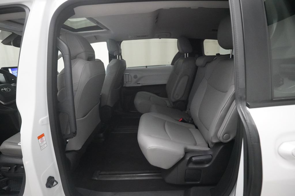 Used 2025 Toyota Sienna XLE FWD image 16