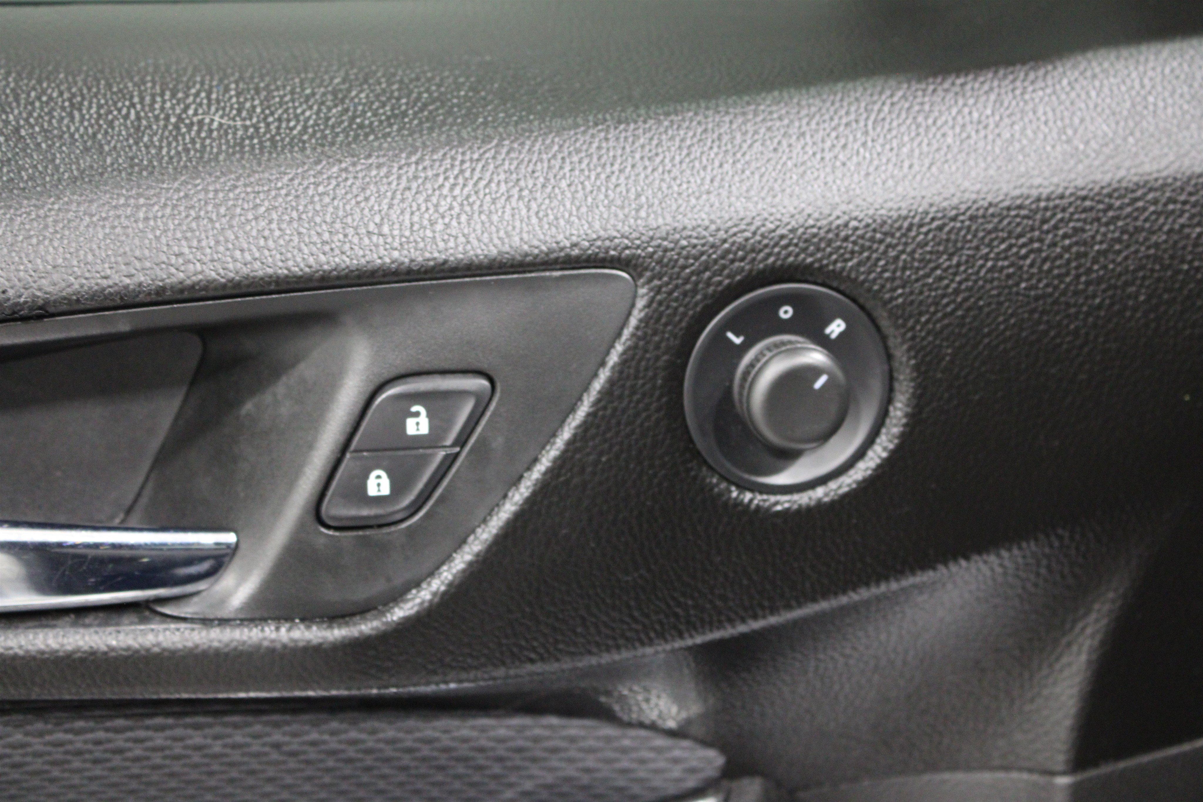Used 2019 Chevrolet Cruze LT w/ Convenience Package FWD image 7