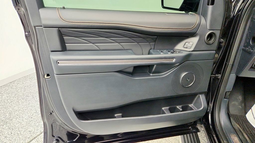 Used 2023 Ford Expedition Platinum image 11