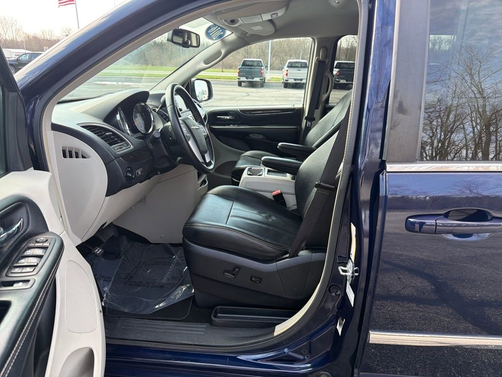 Used 2016 Chrysler Town & Country Touring image 10