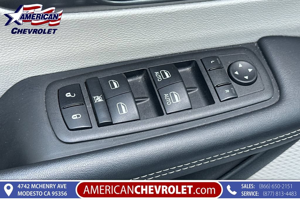 Used 2023 Chrysler Pacifica Touring-L FWD image 12
