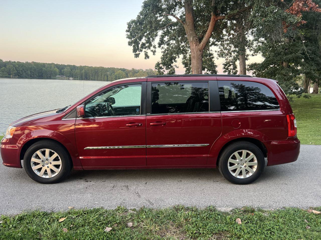 Used 2013 Chrysler Town & Country Touring FWD image 1