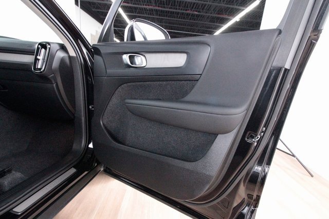 Certified 2025 Volvo XC40 B5 Plus image 24