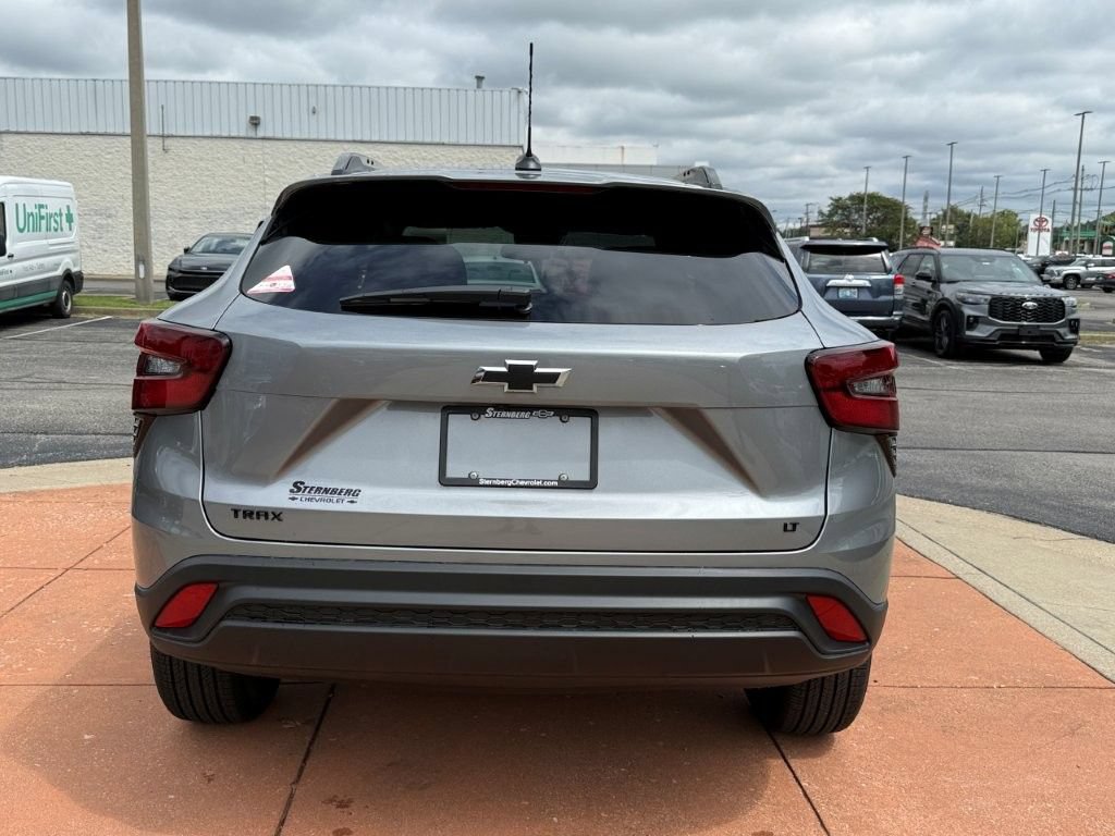 New 2026 Chevrolet Trax LT w/ Midnight Edition FWD image 5