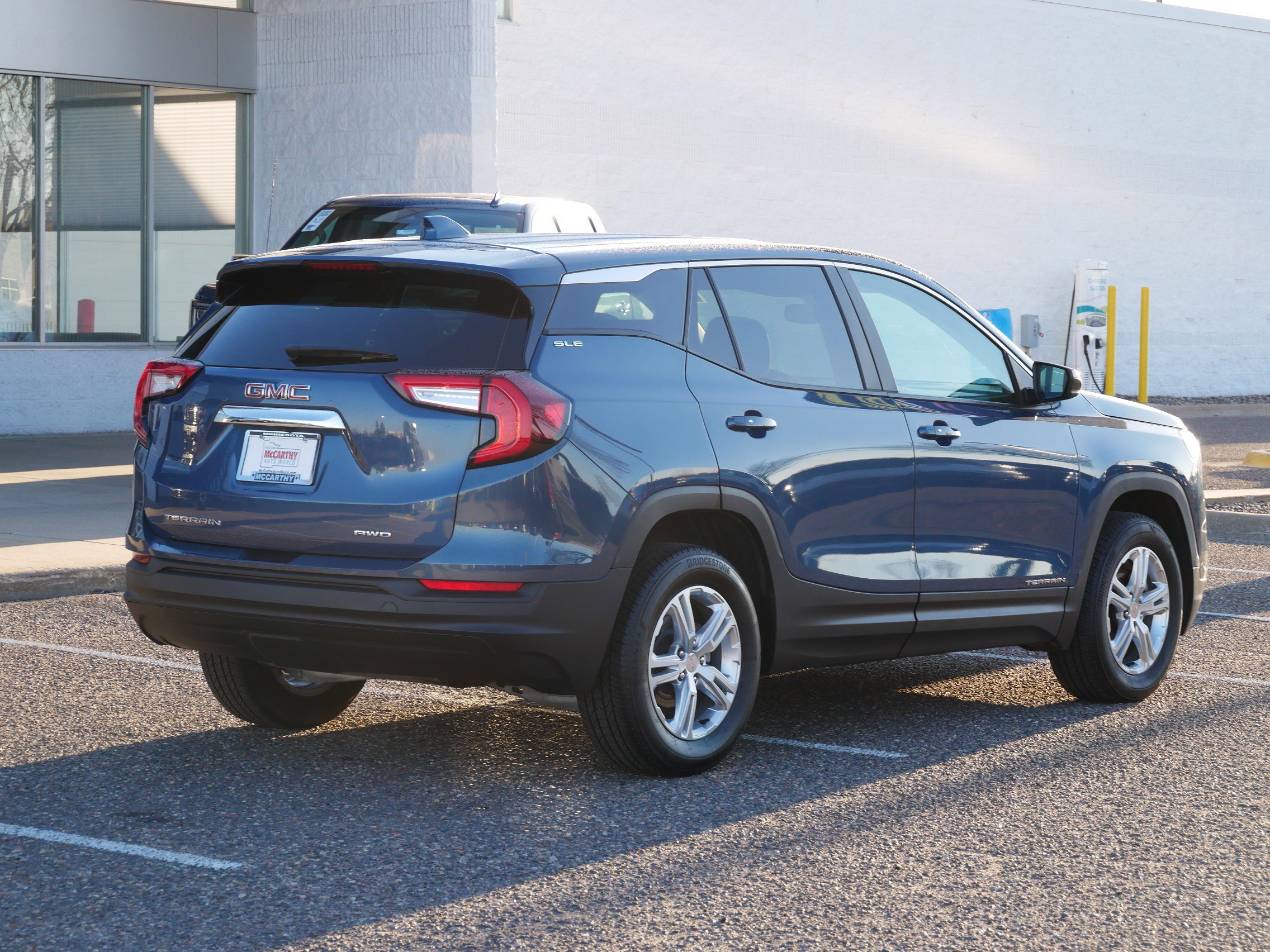 Used 2024 GMC Terrain SLE image 3