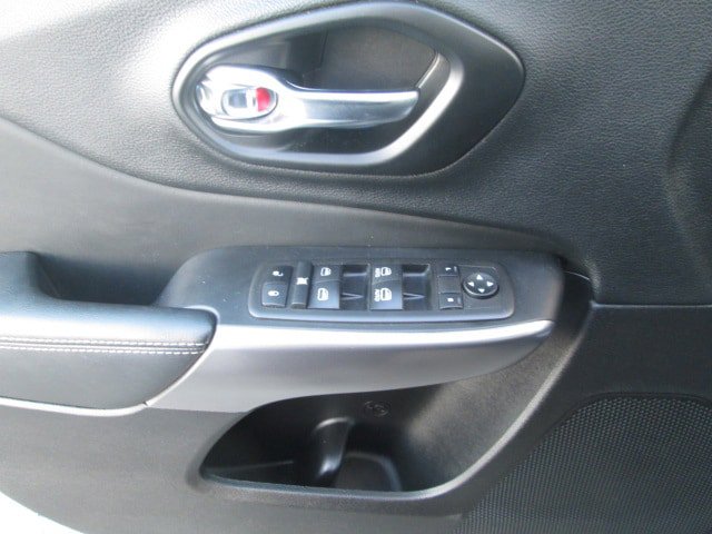 Used 2021 Jeep Cherokee Latitude AWD/4WD image 15