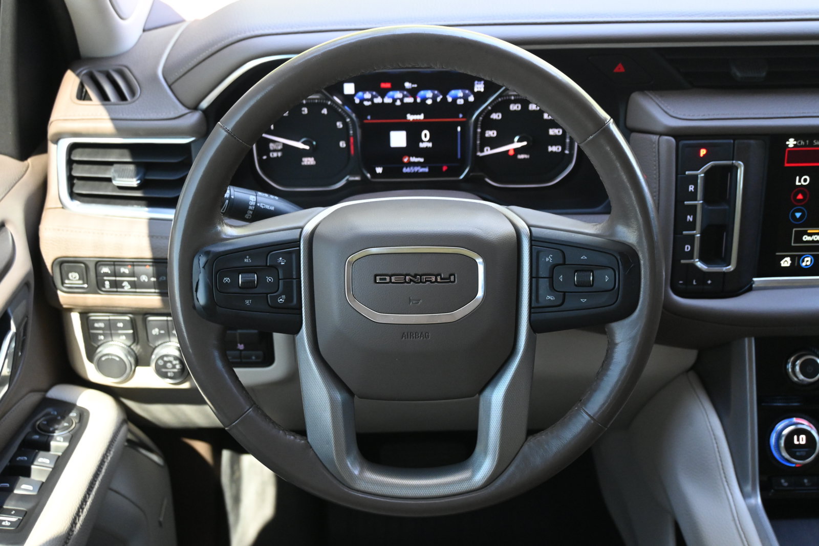 Used 2021 GMC Yukon XL Denali w/ Denali Premium Package AWD/4WD image 19