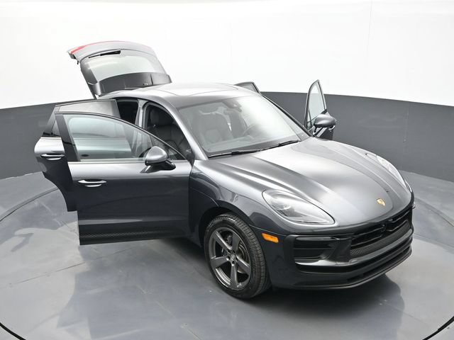 Certified 2025 Porsche Macan AWD/4WD image 32