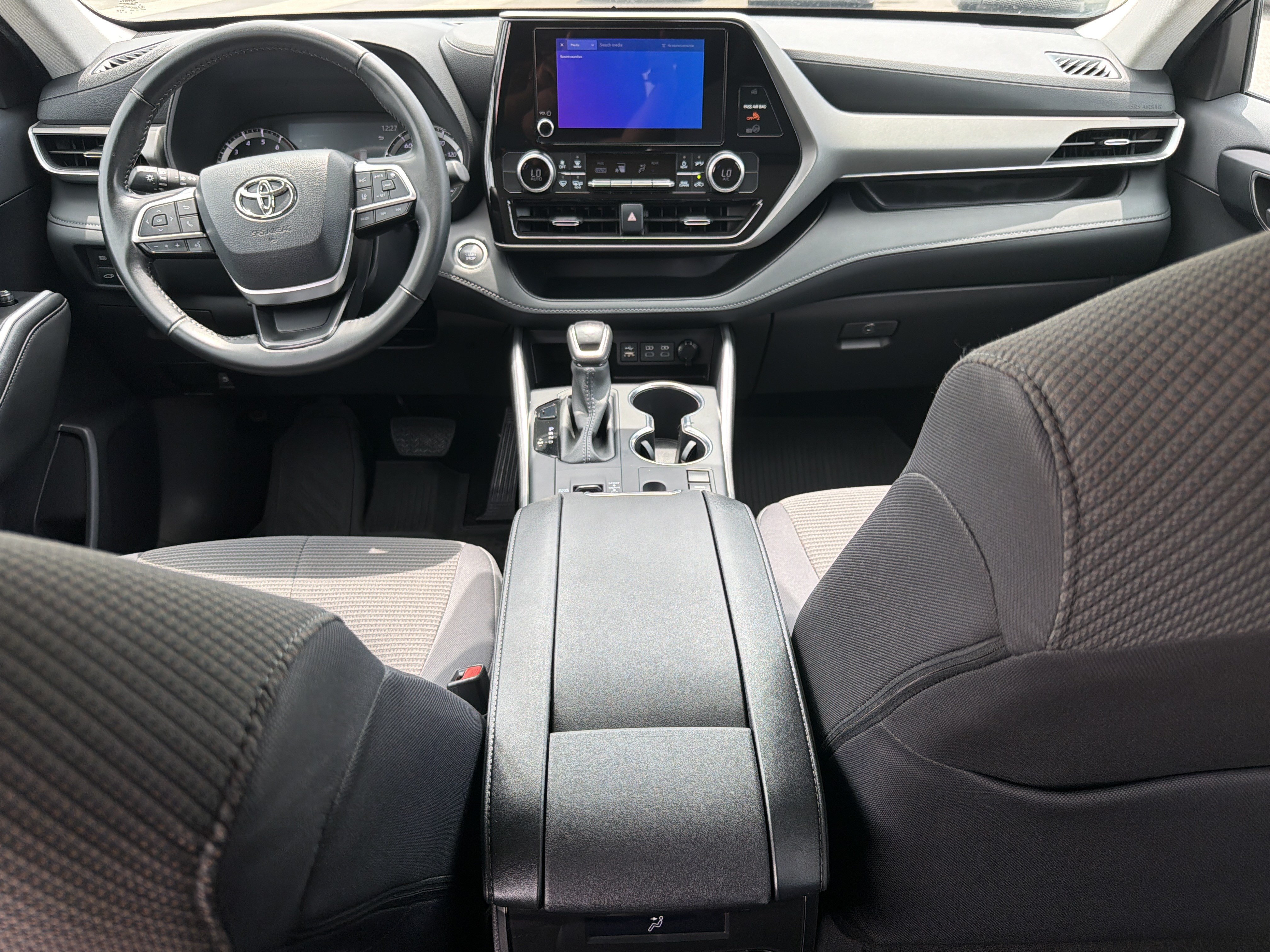 Certified 2025 Toyota Highlander LE FWD image 4