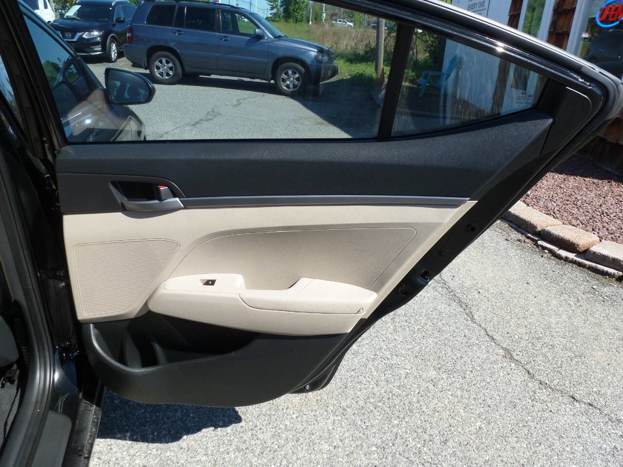 Used 2018 Hyundai Elantra SE FWD image 25