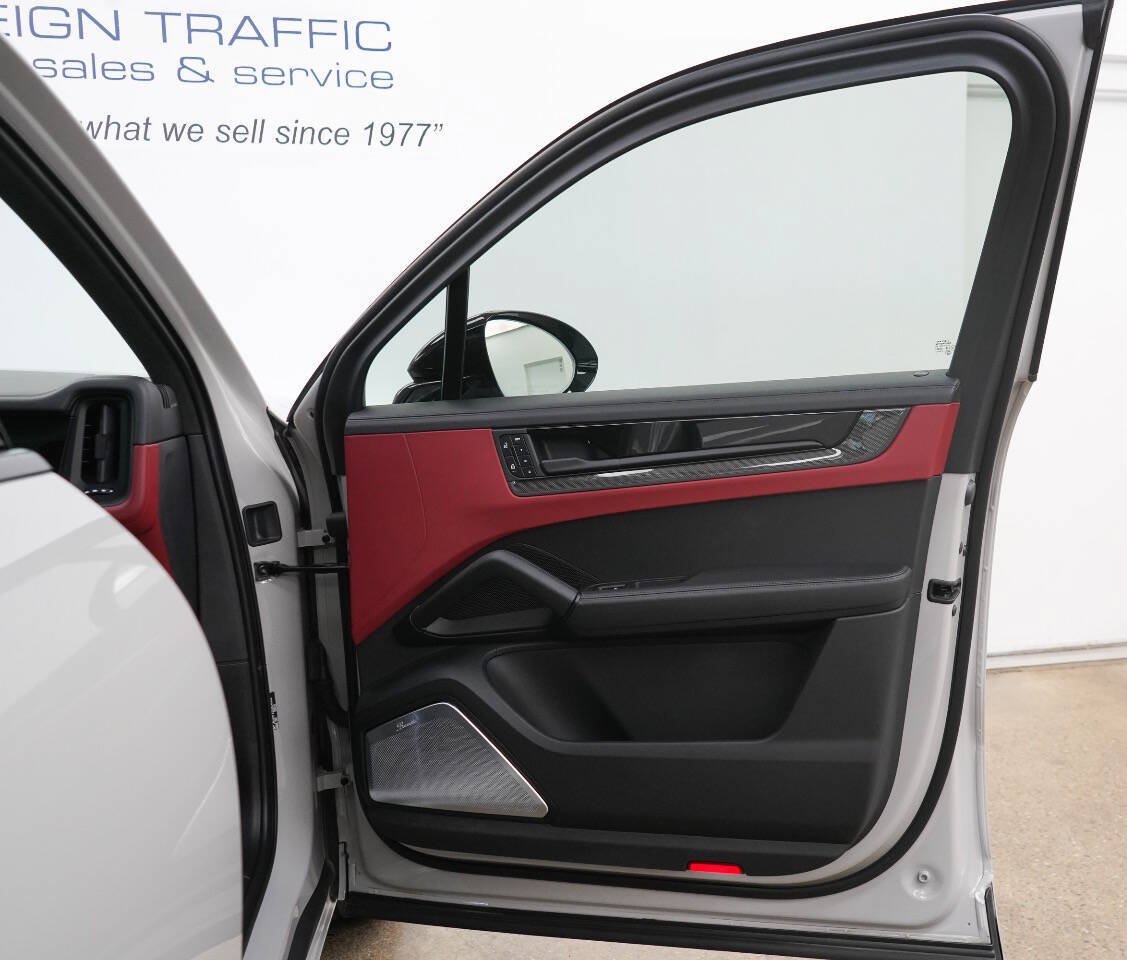 Used 2025 Porsche Cayenne GTS AWD/4WD image 61