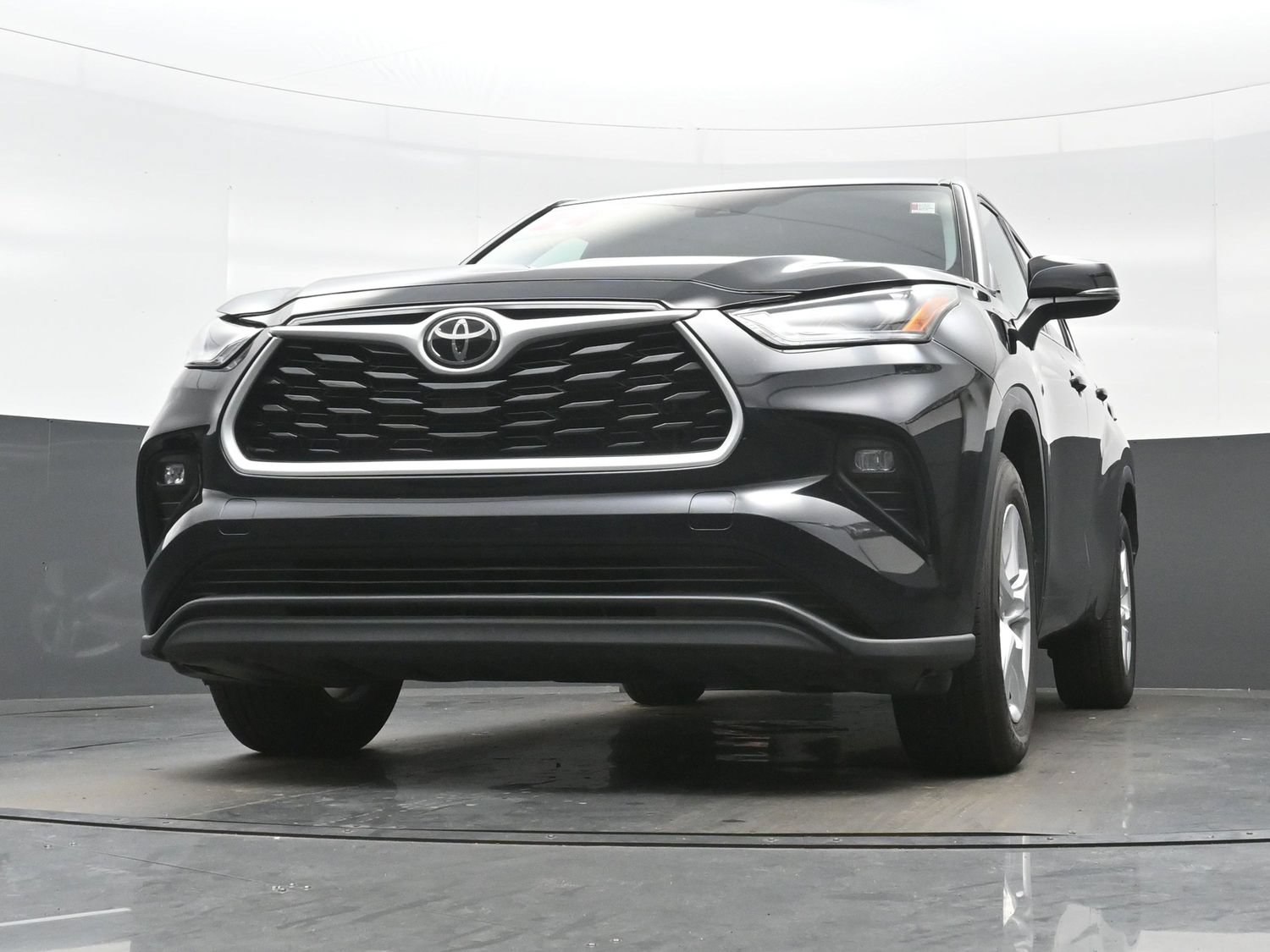 Used 2024 Toyota Highlander LE FWD image 27