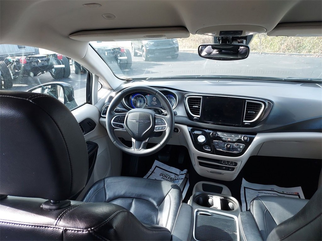 Used 2022 Chrysler Pacifica Touring-L image 15