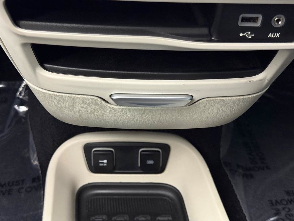 Used 2018 Chrysler Pacifica Touring-L FWD image 18