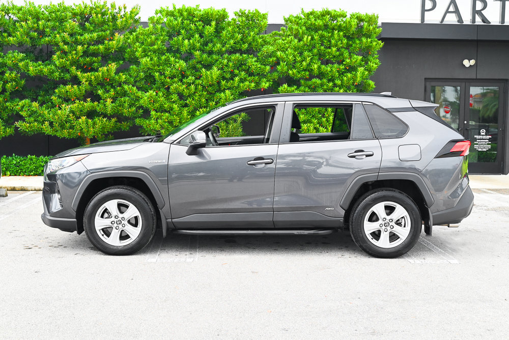 Used 2021 Toyota RAV4 XLE w/ Convenience Package AWD/4WD image 4