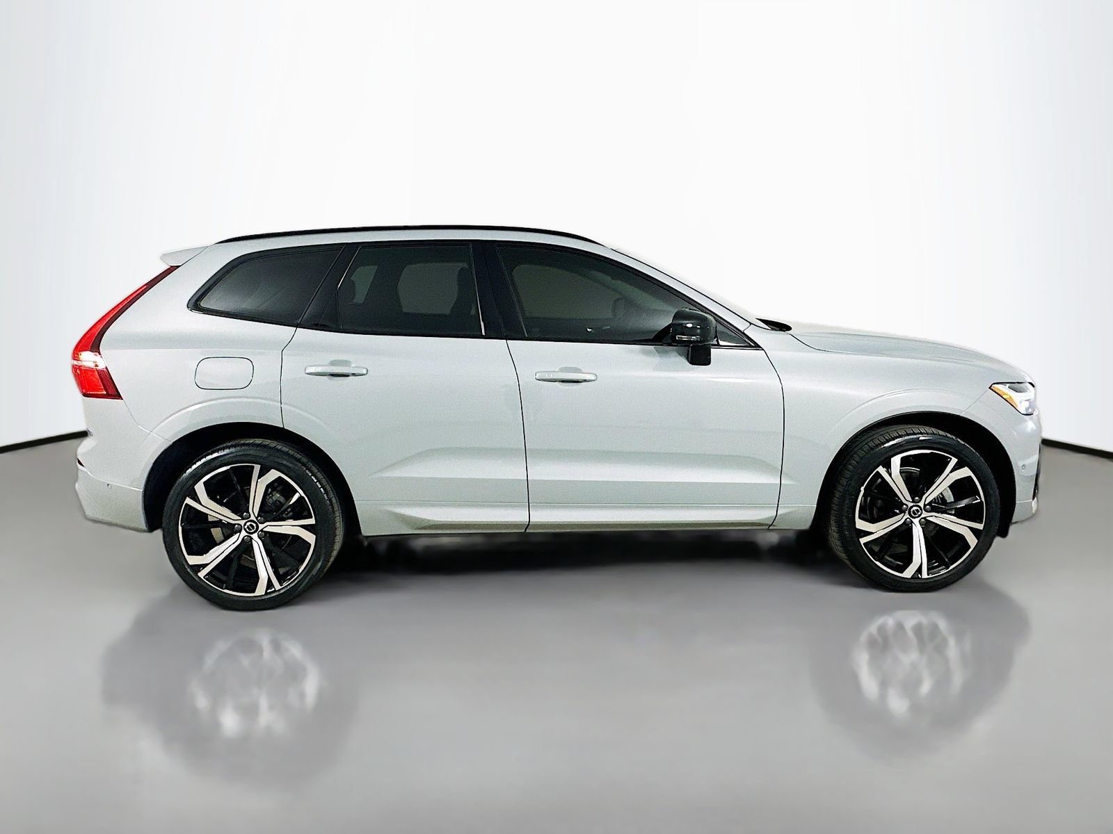 Used 2024 Volvo XC60 B5 Ultimate w/ Protection Package Premier AWD/4WD image 4