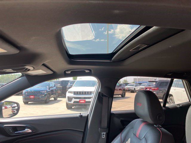 Used 2025 Chevrolet Trax RS w/ Sunroof Package FWD image 14