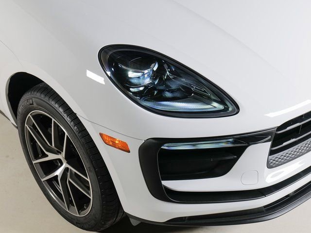Certified 2025 Porsche Macan image 31