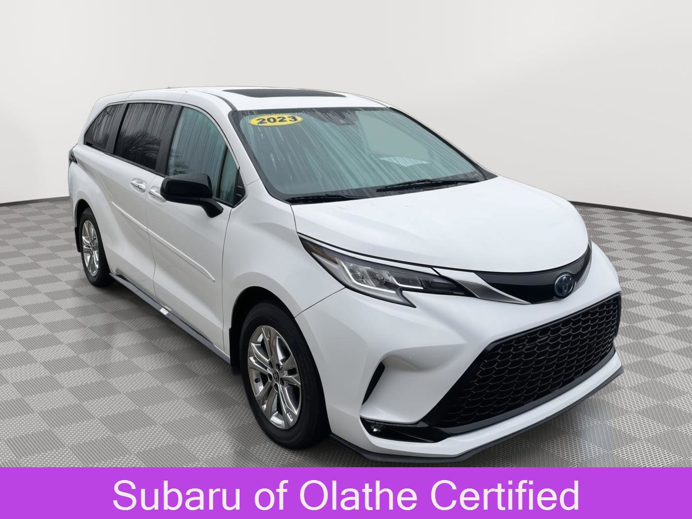 Used 2023 Toyota Sienna XSE AWD/4WD image 1