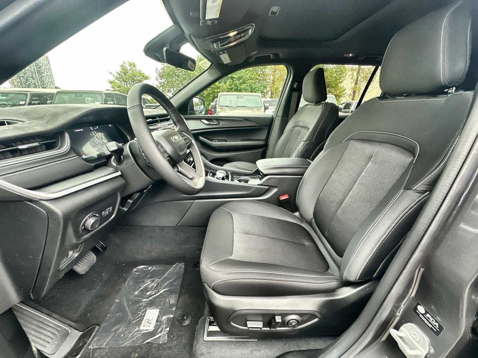 New 2025 Jeep Grand Cherokee Laredo X w/ Luxury Tech Group I image 13