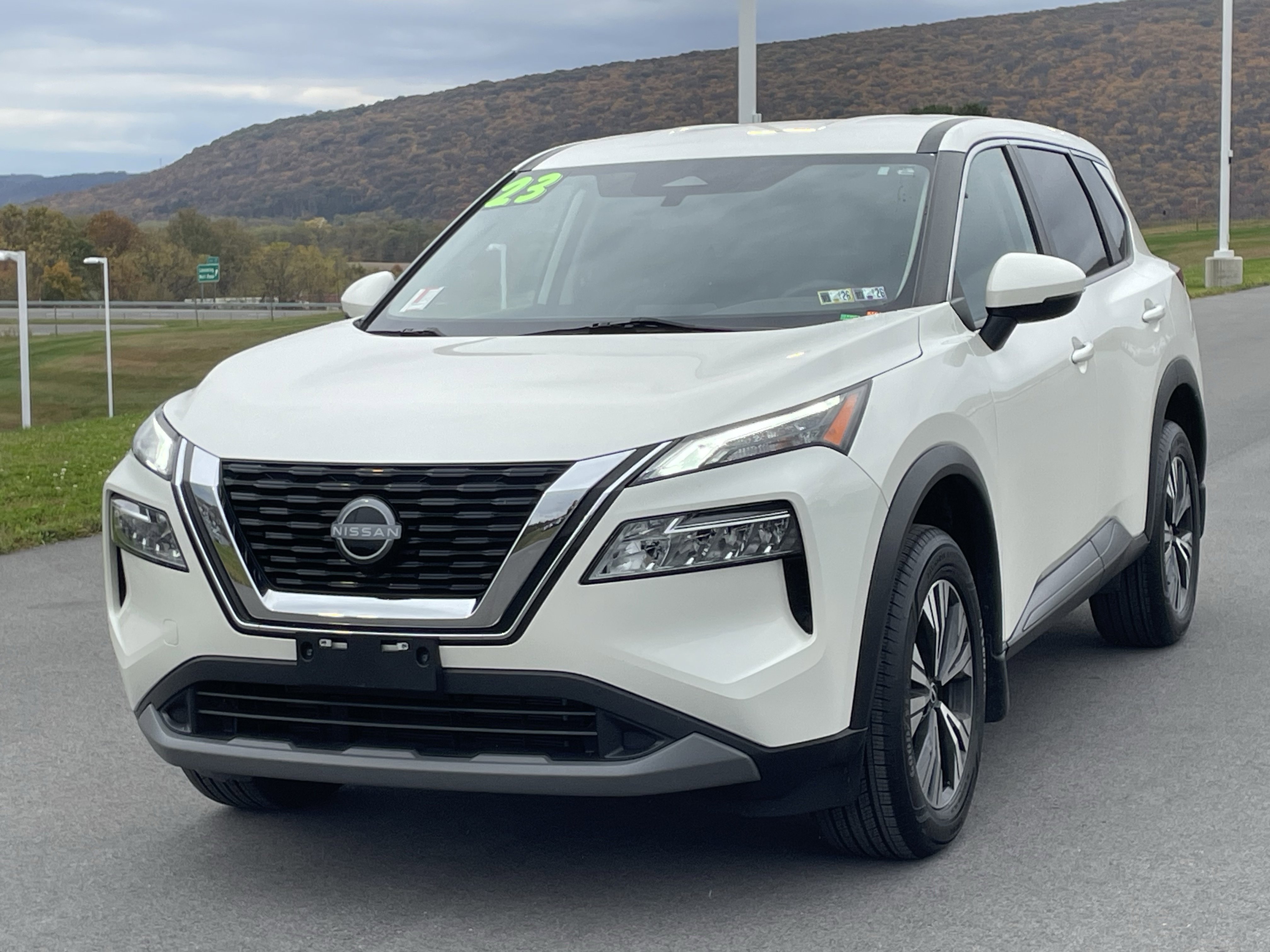 Used 2023 Nissan Rogue SV image 8