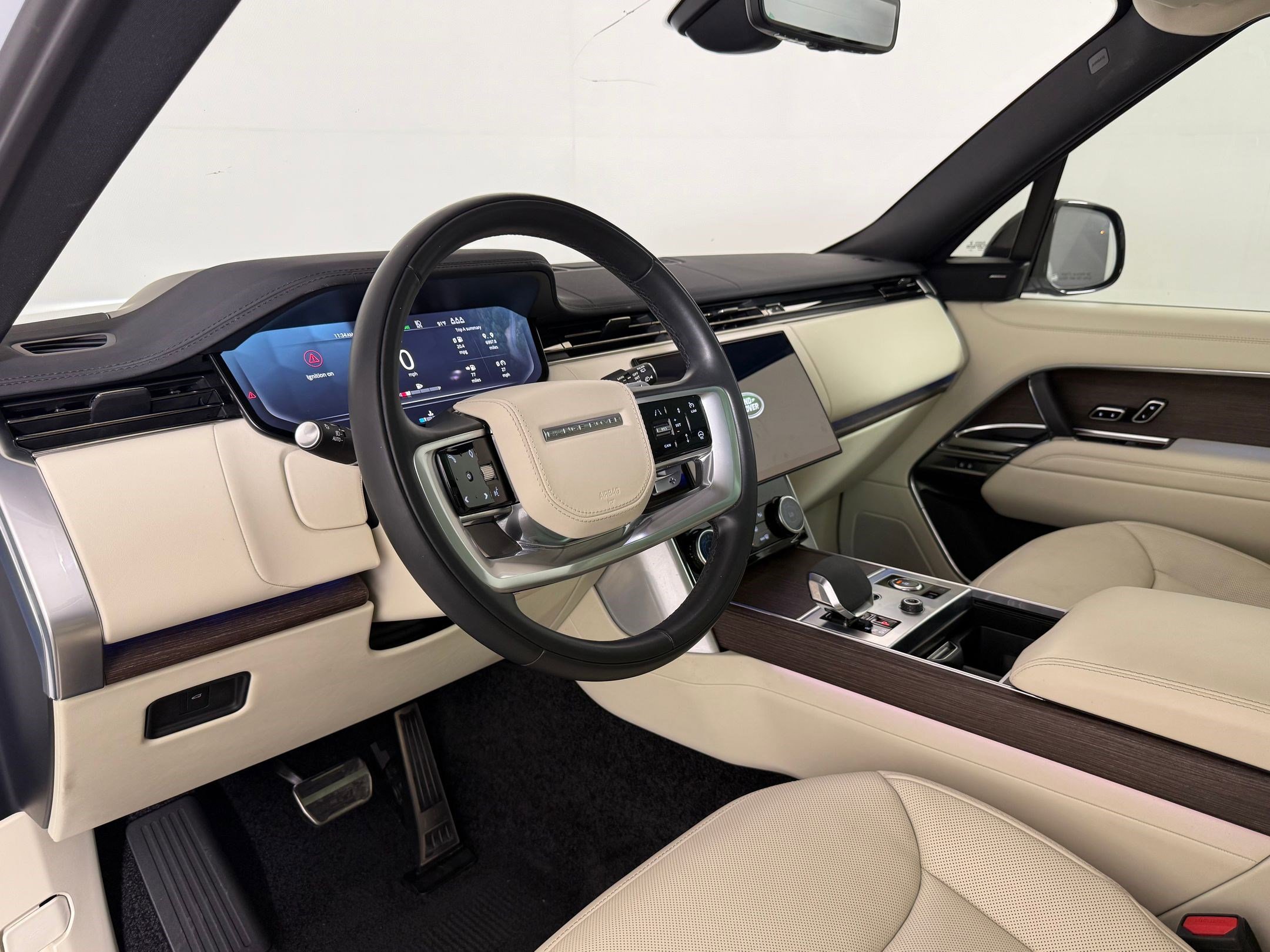 Used 2023 Land Rover Range Rover SE image 4