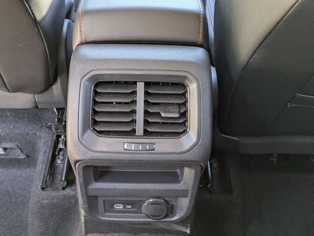 Used 2024 Volkswagen Tiguan SE image 18
