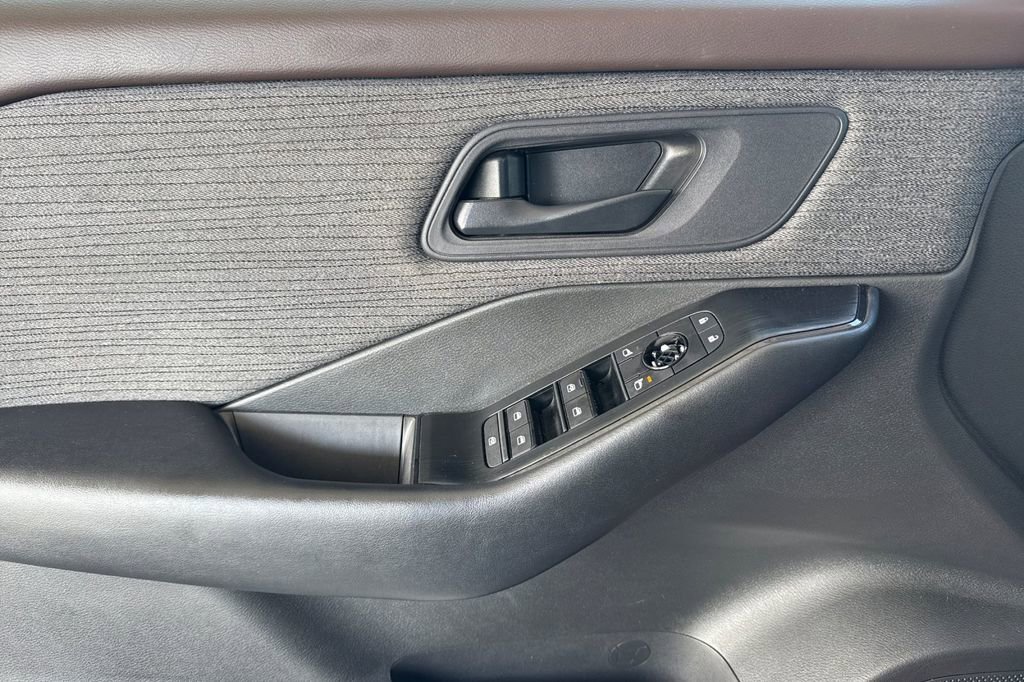 Used 2023 Nissan Rogue S image 16