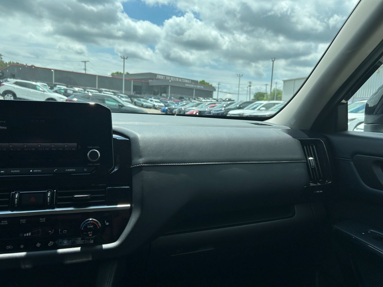 Used 2025 Nissan Pathfinder SV FWD image 32