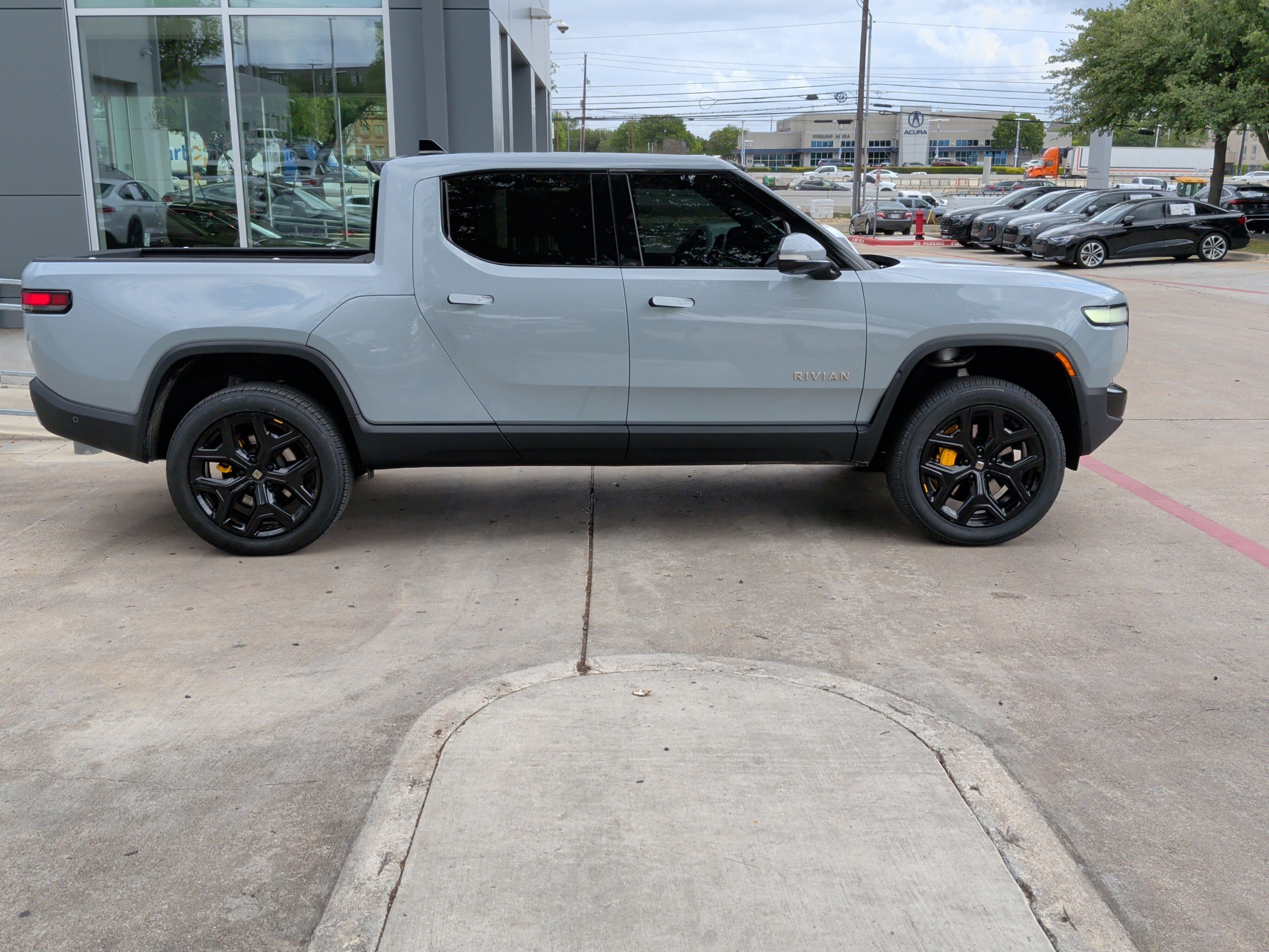 Used 2023 Rivian R1T Adventure image 11